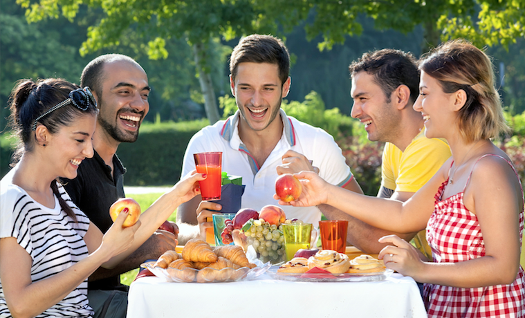 grupo de personas sentadas en una mesa compartiendo comida conexion social