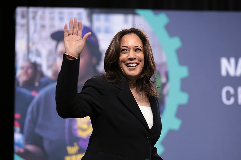 kamala harris saludando