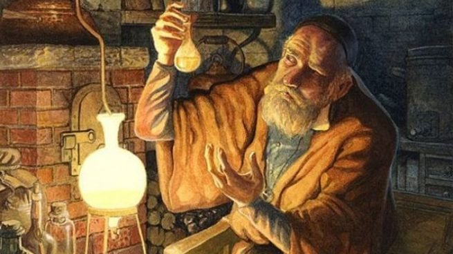 hombre levantando un erlenmeyer haciendo alquimia