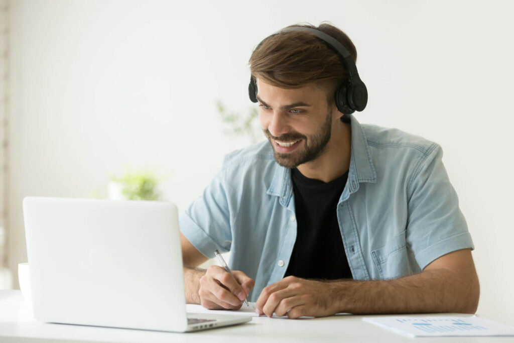 hombre escribiendo en una laptop