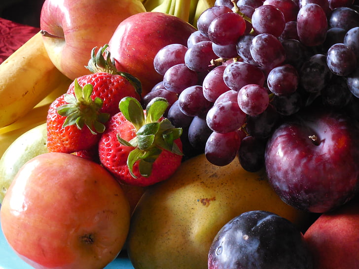 fresas, manzanas, bananas, uvas, frutas sobre un plato importantes para la salud mental