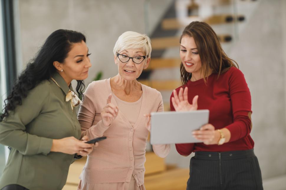 tres mujeres mirando una hoja