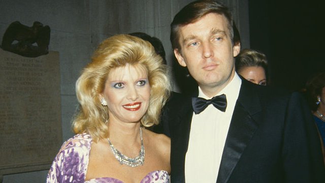 Ivana y Donald trump en una fiesta de gala