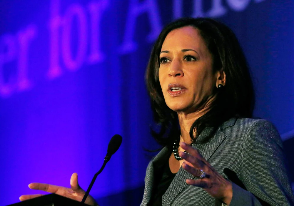 mujer kamala harris hablando frente a un publico en un mitin