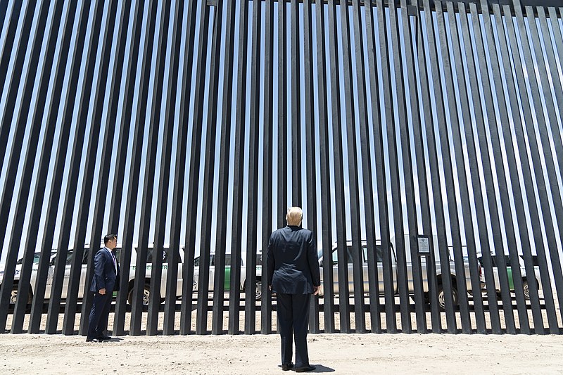 Donald trump mirando parte del muro fronterizo